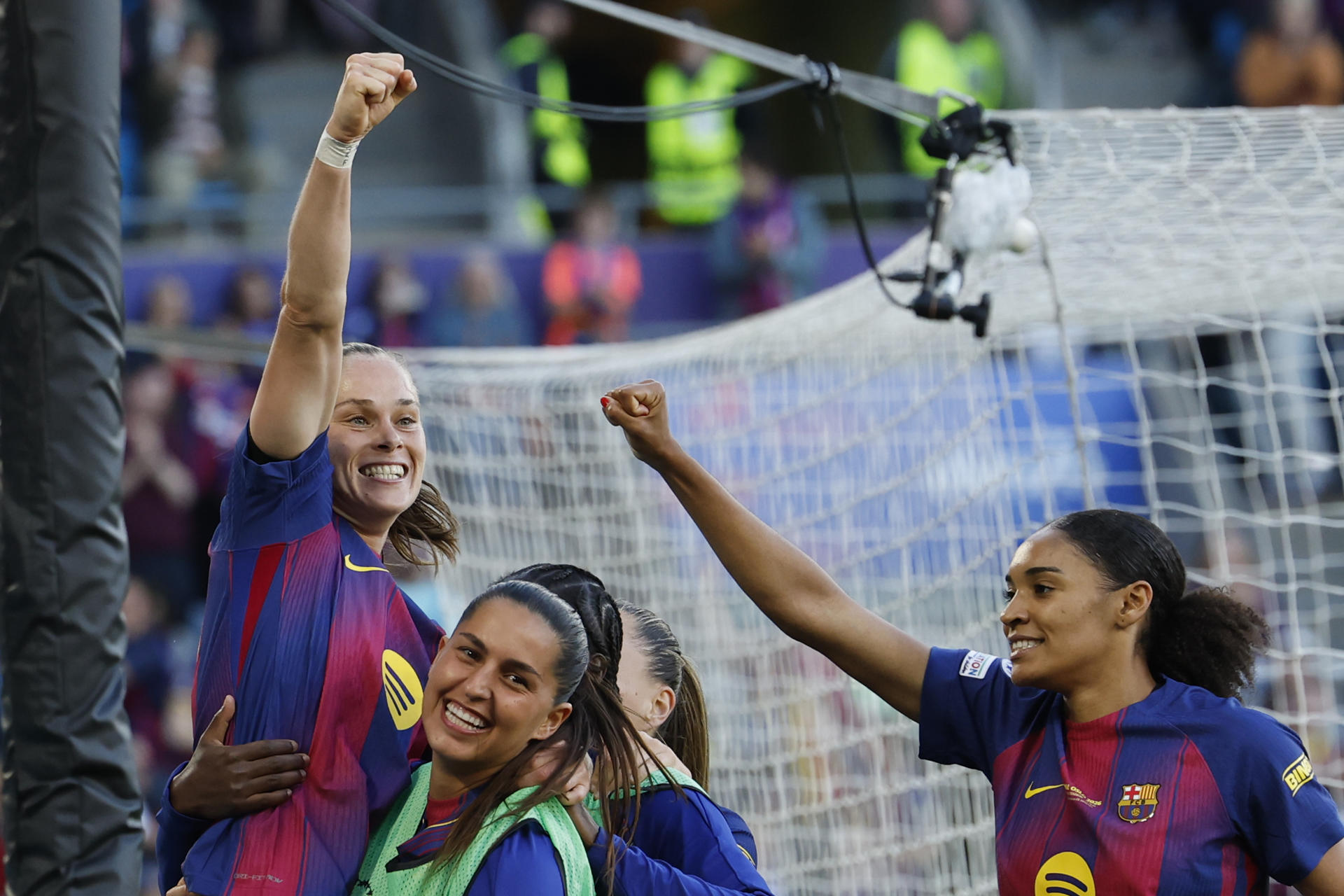 La delantera del Barcelona Ewa Pajor (i) celebra con sus compañeras tras marcar el 2-0, durante el partido de la final de la Liga de Campeones que FC Barcelona y Olympique de Lyon disputaron en el estadio Ullevaal de Oslo. EFE/Alberto Estévez