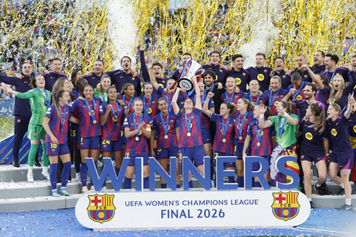 Las jugadoras del Barcelona posan con el trofeo al término del partido de la final de la Liga de Campeones que FC Barcelona y Olympique de Lyon han disputado este sábado en el estadio Ullevaal de Oslo. EFE/Alberto Estévez
