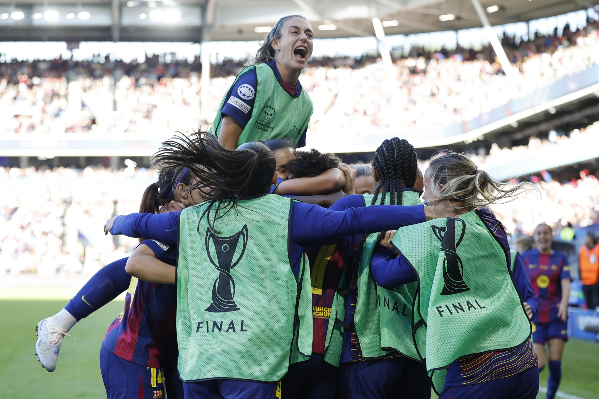 Las jugadoras del Barcelona celebran tras marcar el 3-0, durante el partido de la final de la Liga de Campeones que FC Barcelona y Olympique de Lyon disputan este sábado en el estadio Ullevaal de Oslo. EFE/Alberto Estévez