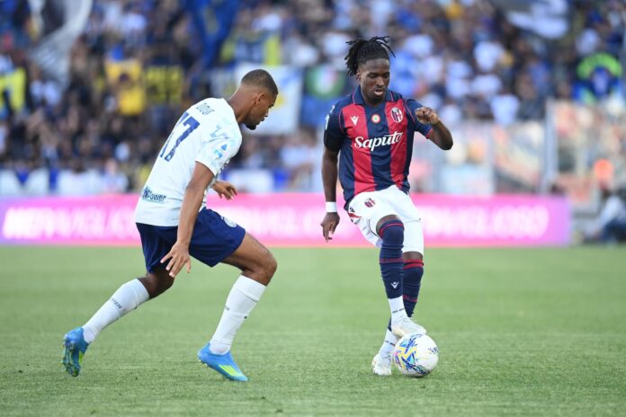 El jugador del Bolonia Johnathan Rowe (d) y el del Inter Andy Diouf en acción durante el partido de la Serie A que han jugado Bologna FC e Inter FC Internazionale en Bolonia, Italia. EFE/EPA/Ricci Gianluca
