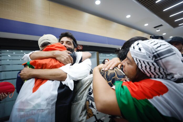 Los activistas mexicanos, Diego Vázquez (i), Paulina del Castillo (d), integrantes de la Global Sumud Flotilla, posan durante su arribo este sábado al Aeropuerto Internacional de la Ciudad de México (México). EFE/Sáshenka Gutiérrez
