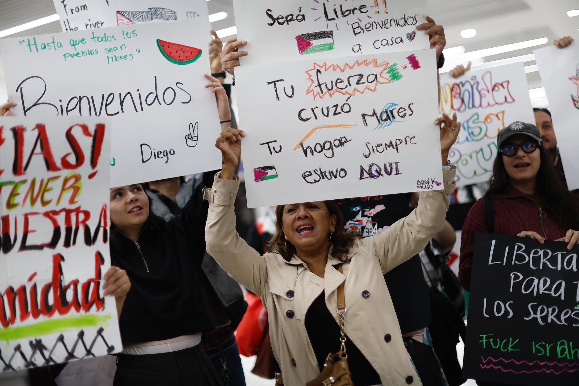 Familiares y amigos de los integrantes mexicanos de la Global Sumud Flotilla, esperan su arribo este sábado en el Aeropuerto Internacional de la Ciudad de México (México). EFE/Sáshenka Gutiérrez
