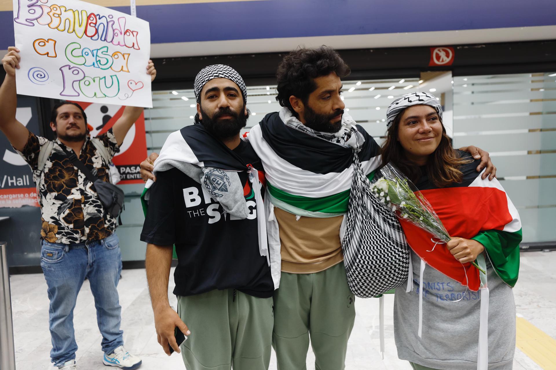 - Los activistas mexicanos Al Muatasem (i), Diego Vázquez (c), Paulina del Castillo (d), integrantes de la Global Sumud Flotilla, posan durante su arribo este sábado al Aeropuerto Internacional de la Ciudad de México (México). EFE/Sáshenka Gutiérrez
