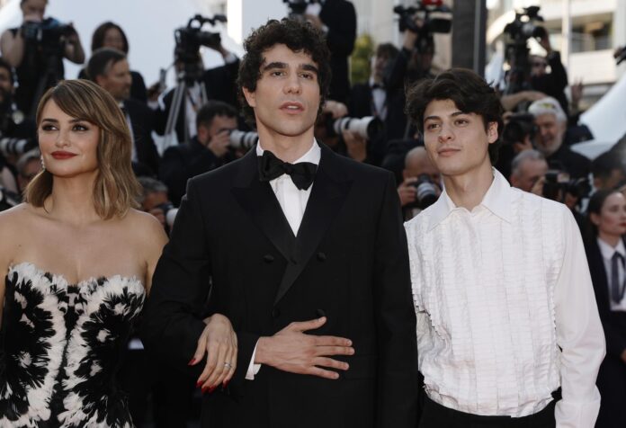 CANNES (France), 23/05/2026.- (L-R) Penelope Cruz, Javier Calvo, Milo Quifes attend the closing ceremony of the 79th annual Cannes Film Festival, in Cannes, France, 23 May 2026. The film festival runs from 12 to 23 May 2026. (Cine, Francia) EFE/EPA/TERESA SUAREZ
