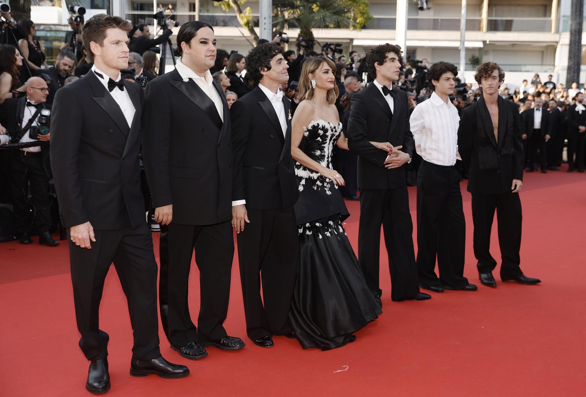 CANNES (France), 23/05/2026.- (L-R) Miguel Bernardeau, Carlos Gonzalez, Javier Ambrossi, Penelope Cruz, Javier Calvo, Milo Quifes, and Guitarricadelafuente attend the closing ceremony of the 79th annual Cannes Film Festival, in Cannes, France, 23 May 2026. The film festival runs from 12 to 23 May 2026. (Cine, Francia) EFE/EPA/TERESA SUAREZ
