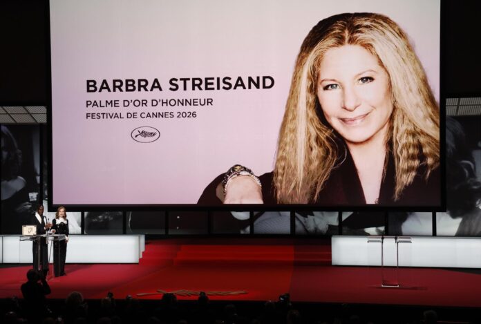 Isabelle Huppert pronuncia un discurso mientras se ve a Barbra Streisand, galardonada con la Palma de Oro de Honor, en pantalla durante la ceremonia de clausura del 79º Festival de Cine de Cannes (Francia). EFE/EPA/SEBASTIEN NOGIER

