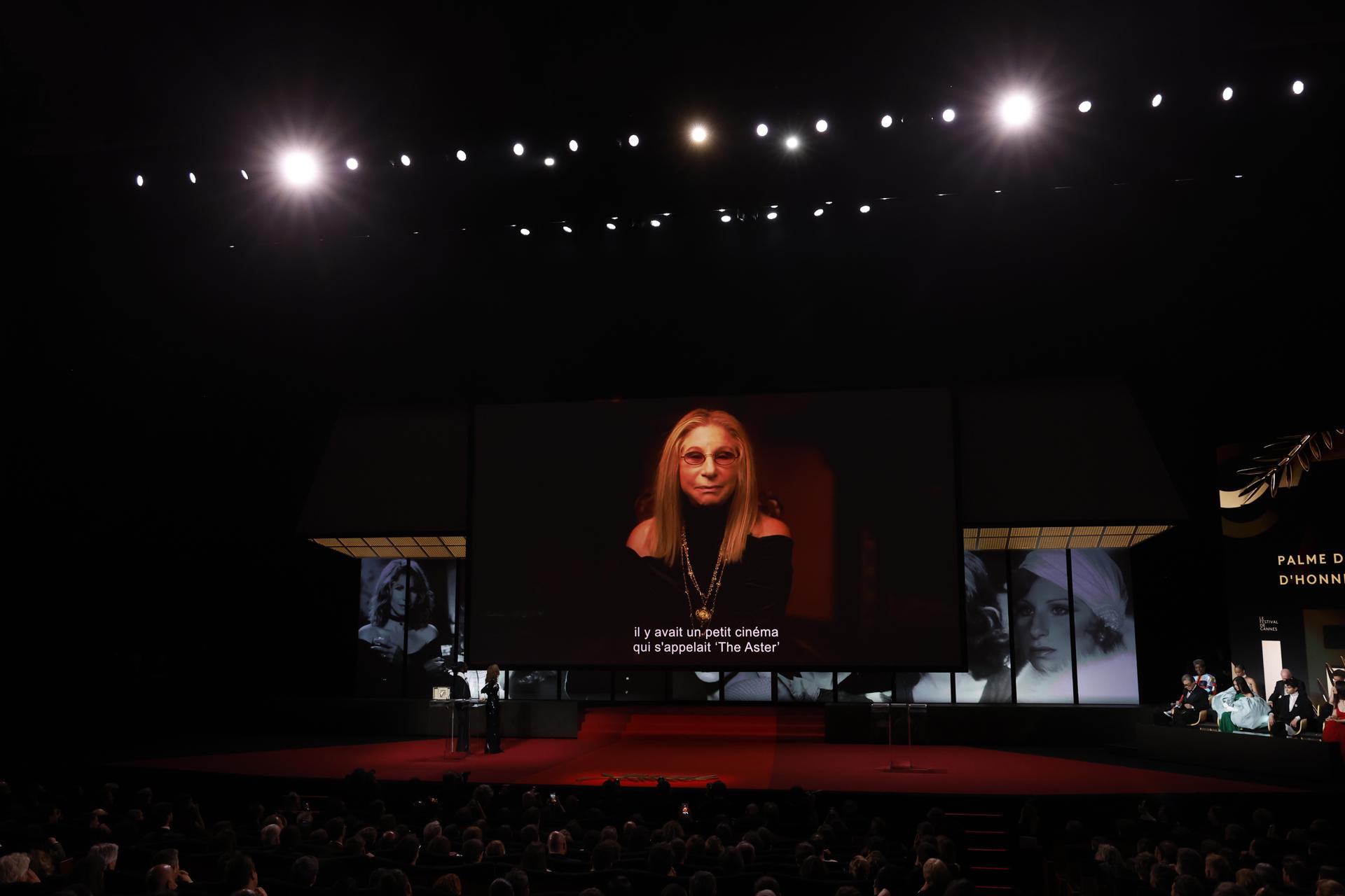 Barbra Streisand, galardonada con la Palma de Oro de Honor del 79º Festival de Cine de Cannes (Francia), es vista en pantalla durante la ceremonia de clausura. EFE/EPA/SEBASTIEN NOGIER
