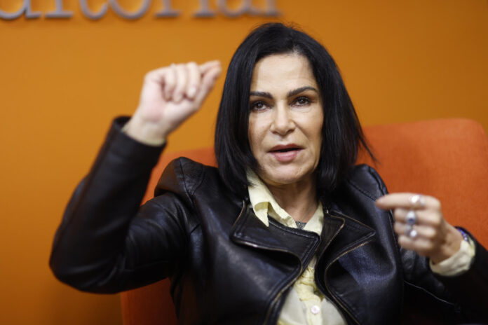 La periodista y escritora mexicana, Lydia Cacho habla este viernes durante una entrevista con EFE, en la Ciudad de México (México). EFE/Sáshenka Gutiérrez

