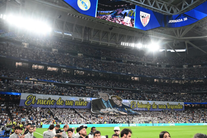 Pancarta desplegada en el Santiago Bernabéu que este sábado despide a Dani Carvajal, en lo que será el último partido del capitán del Real Madrid, antes del encuentro de la última jornada de LaLiga que Real Madrid y Athletic Club disputan este sábado en el estadio Santiago Bernabéu. EFE/Fernando Villar
