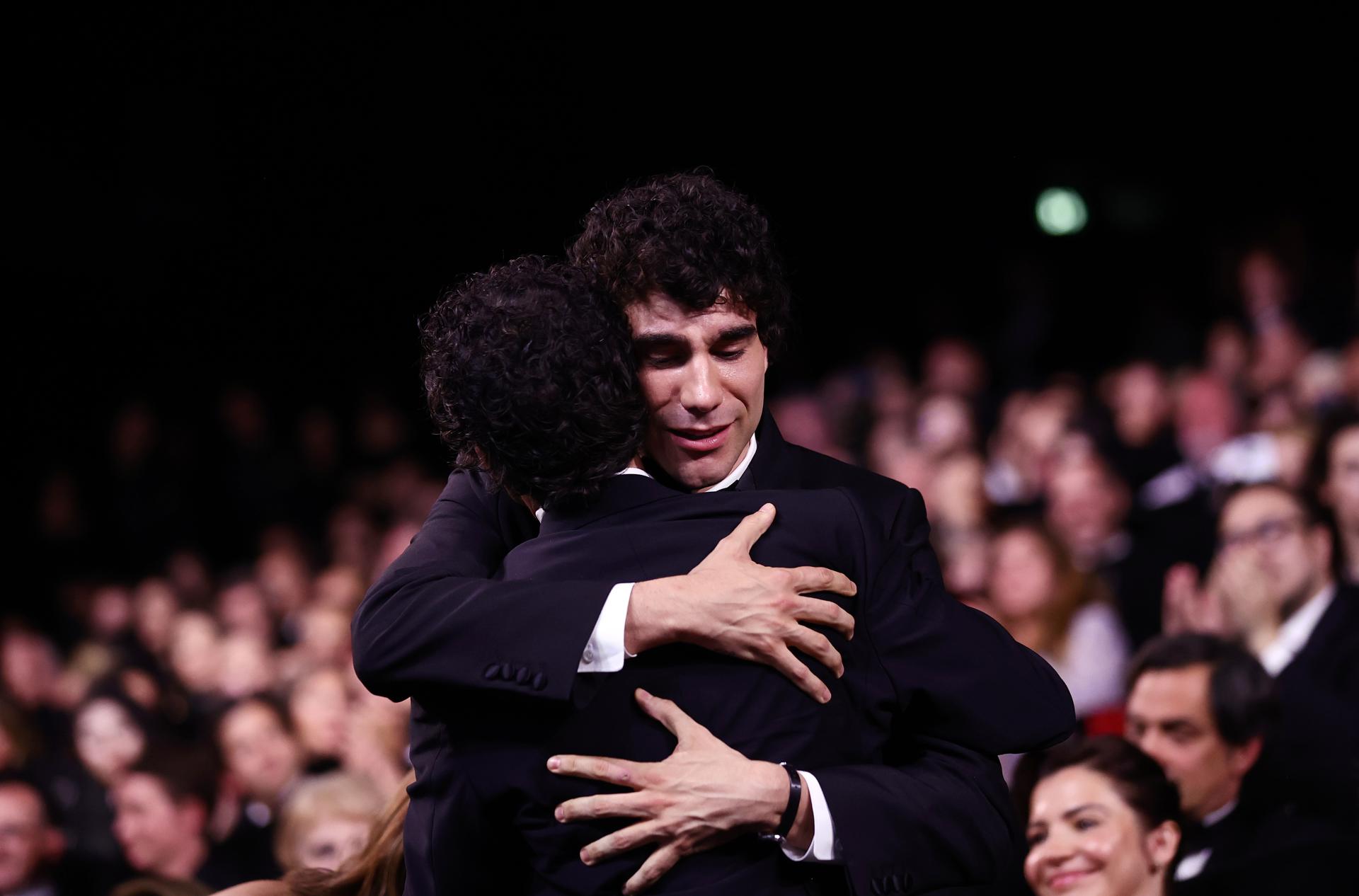 Javier Ambrossi (d) y Javier Calvo reaccionan tras ganar el Premio a la Mejor Dirección por 'La Bola Negra' durante la ceremonia de clausura del 79º Festival de Cine de Cannes (Francia). EFE/EPA/TERESA SUAREZ
