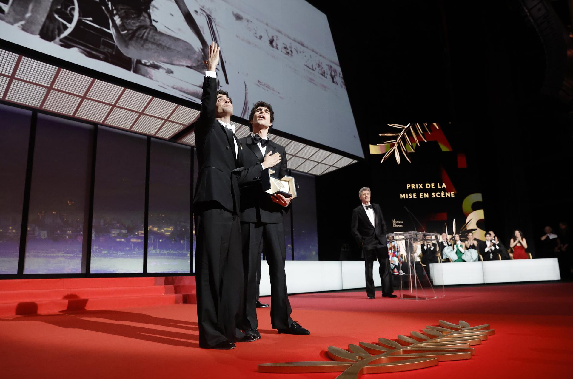 Javier Ambrossi (i) y Javier Calvo (d) aceptan el premio a Mejor Director por 'La Bola Negra' durante la ceremonia de clausura del 79º Festival de Cine de Cannes (Francia). EFE/EPA/TERESA SUAREZ
