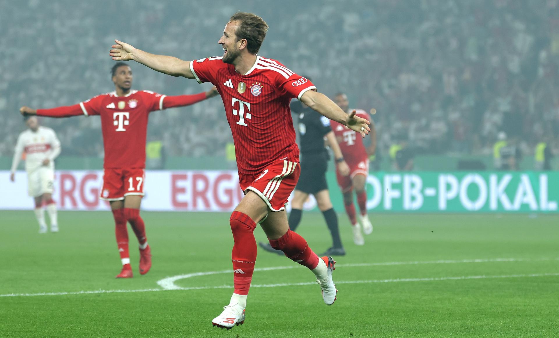 El jugador del Bayern Múnich Harry Kane celebra el 2-0 duante el partido de la DFB Cup final qyue han jugado Bayern Munich y VfB Stuttgart en Berlin, Alemania. EFE/EPA/CHRISTOPHER NEUNDORF