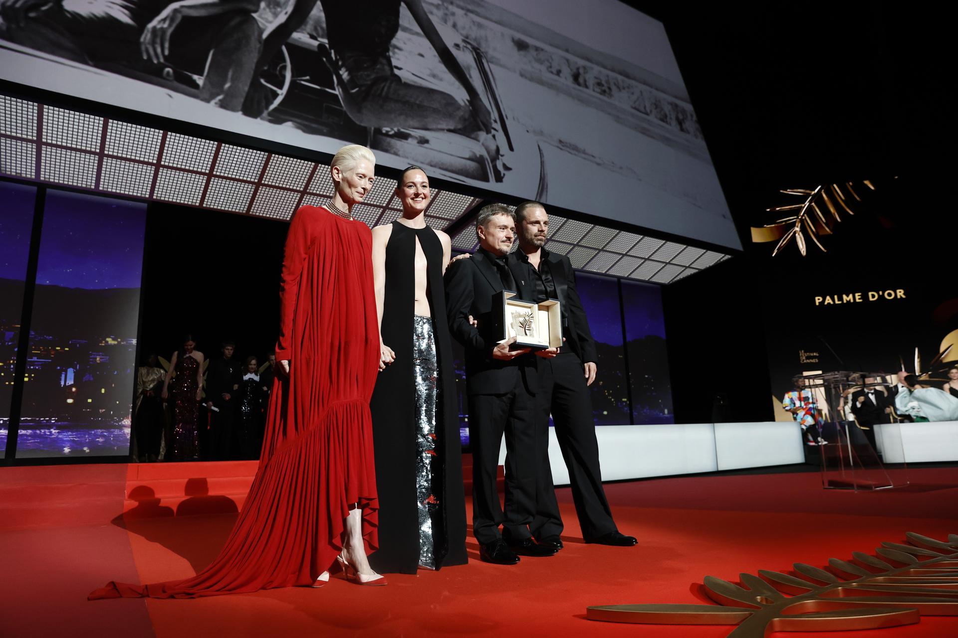 Tilda Swinton (i) en el escenario con Renate Reinsve (2i), Cristian Mungiu (2d) y Sebastian Stan (d) mientras aceptan la Palma de Oro por 'Fjord' durante la ceremonia de clausura de la 79ª edición anual del Festival de Cine de Cannes (Francia). EFE/EPA/TERESA SUAREZ