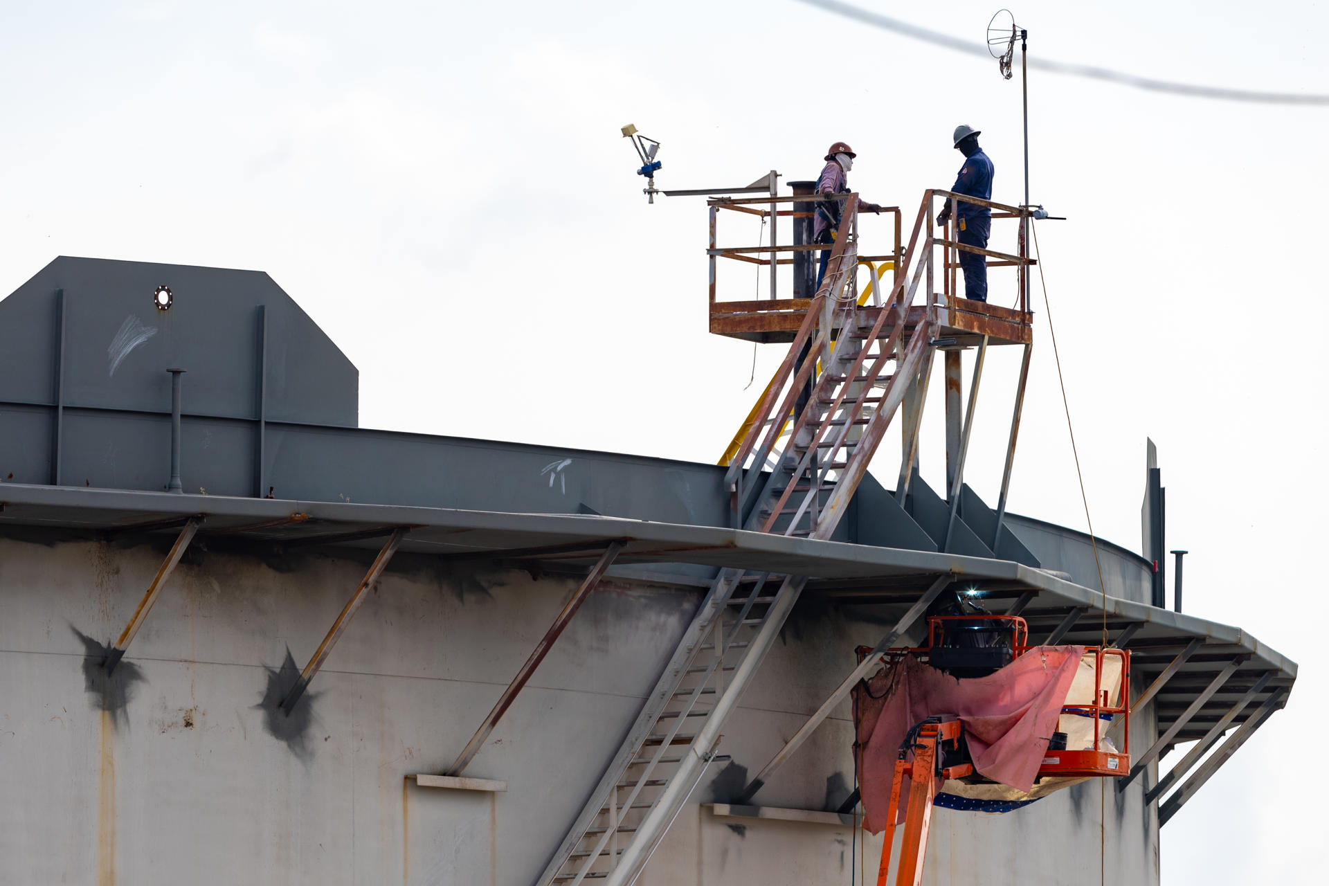 Fotografía del 30 de abril de 2026 que muestra a trabajadores realizando obras de mantenimiento a un contenedor de combustible en Texas (EE.UU). EFE/ Carlos Ramírez