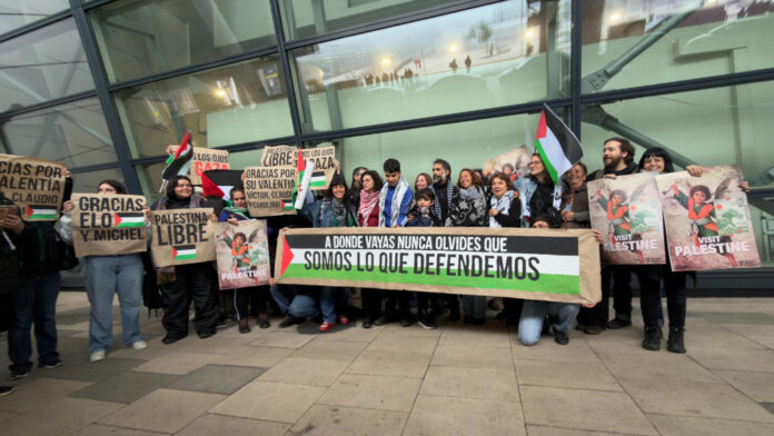 Fotografía cedida por el Centro de Información Palestina (CIP) de los activistas chilenos Carolina Eltit; Victor Chanfreu; Claudio Caiozzi junto a otros activistas a su llegada este sábado, al aeropuerto internacional de Santiago (Chile). La activista chilena Carolina Eltit, que formaba parte de la Global Sumud Flotilla, denunció que soldados israelíes le rompieron varias costillas y la dejaron 
