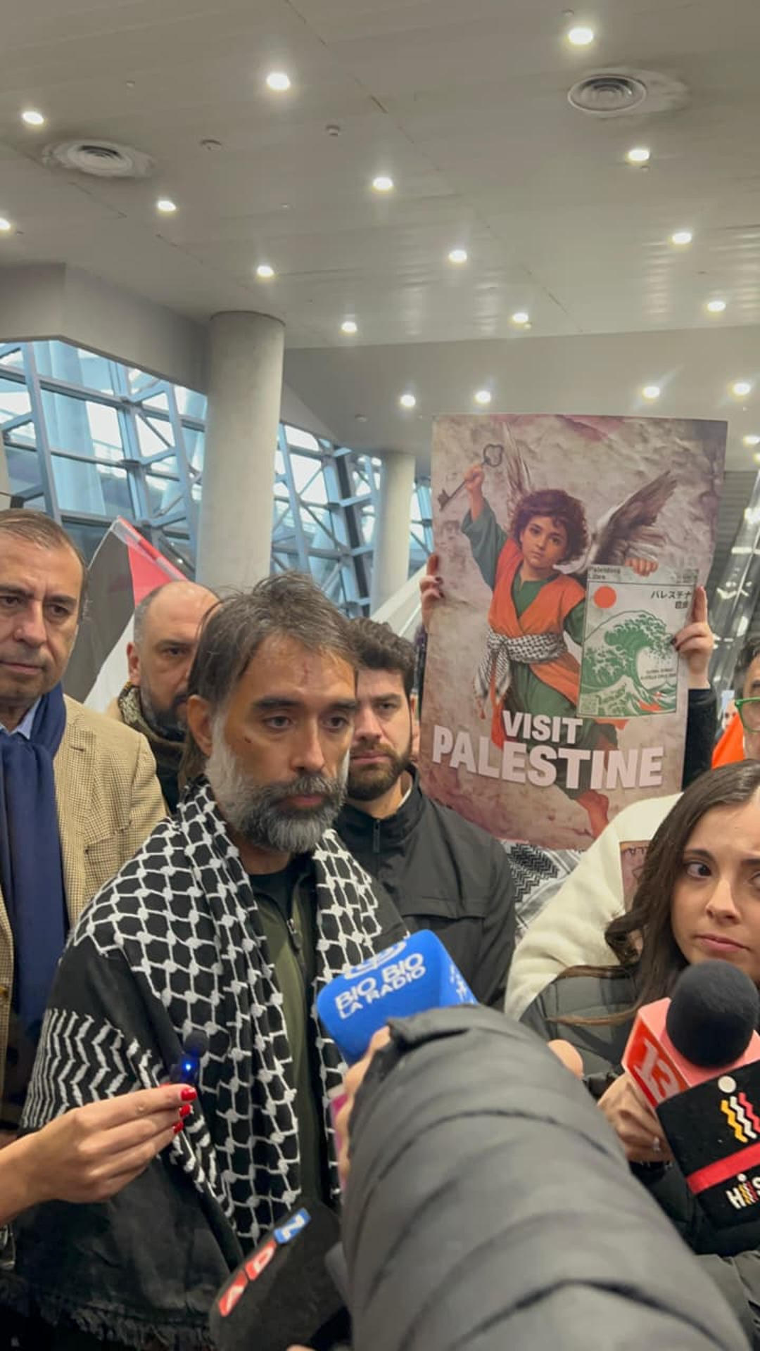 Fotografía cedida por el Centro de Información Palestina (CIP) del activista chileno Claudio Caiozzi a su llegada este sábado, al aeropuerto internacional de Santiago (Chile). EFE/ Centro de Información Palestina