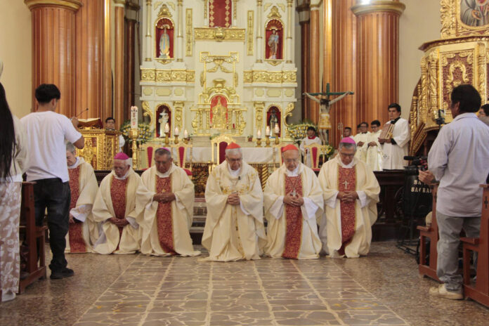 Fotografía cedida por Vatican News de sacerdotes durante una misa para pedir perdón este sábado, a las comunidades afectadas por los abusos cometidos por el disuelto Sodalicio de Vida Cristiana (SVC) religiosa en la Iglesia de Catacaos, Piura (Perú). EFE/ Vatican News
