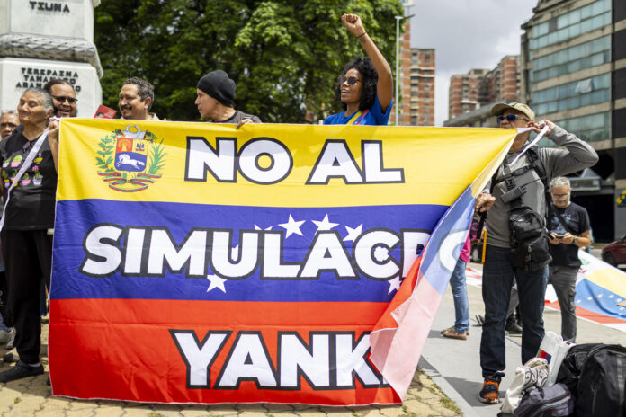 Personas se manifiestan en rechazo al simulacro de evacuación que Estados Unidos realiza este sábado, en Caracas (Venezuela). EFE/ Miguel Gutiérrez
