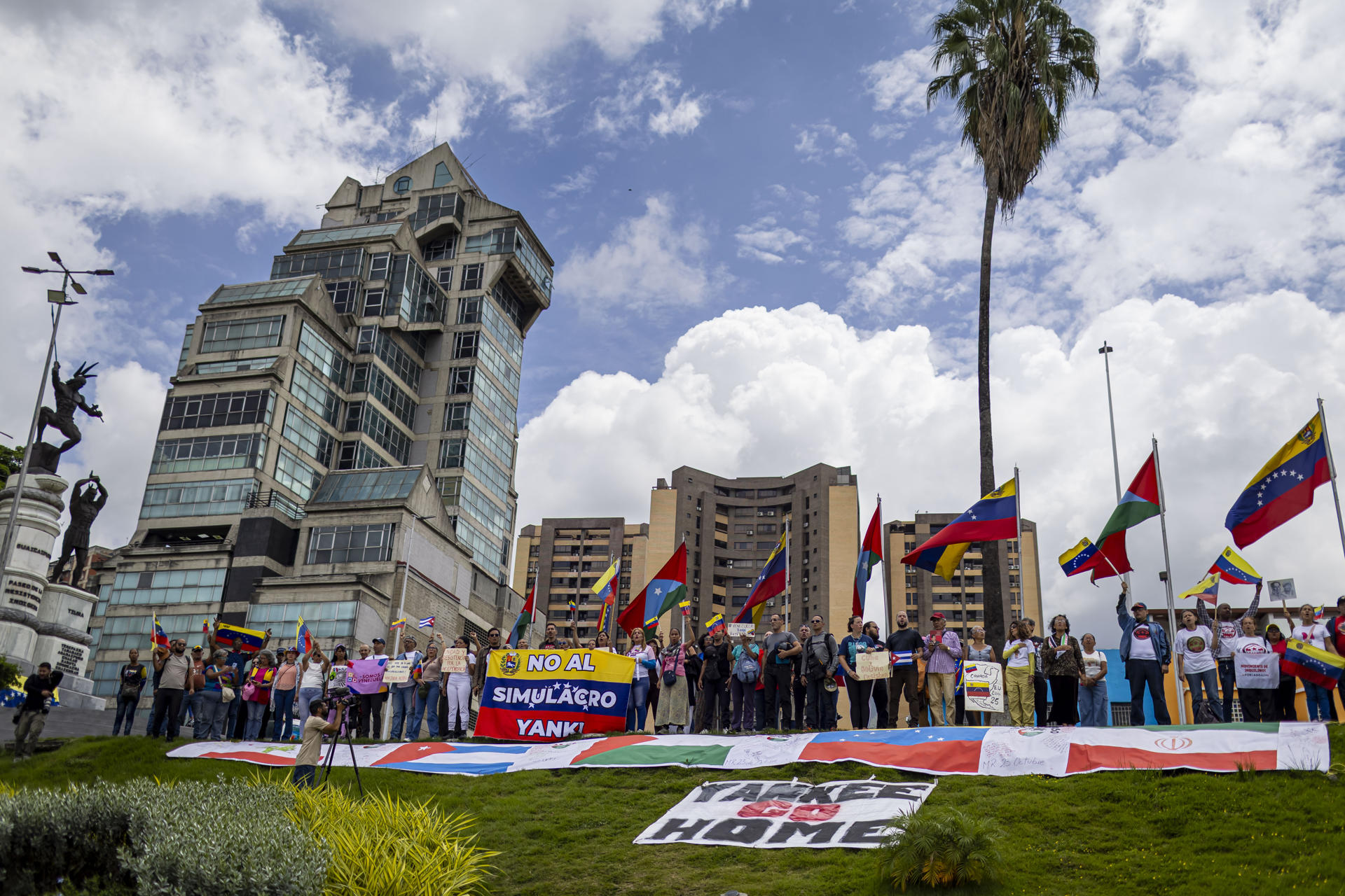 Personas se manifiestan en rechazo al simulacro de evacuación que Estados Unidos realiza este sábado, en Caracas (Venezuela). EFE/ Miguel Gutiérrez