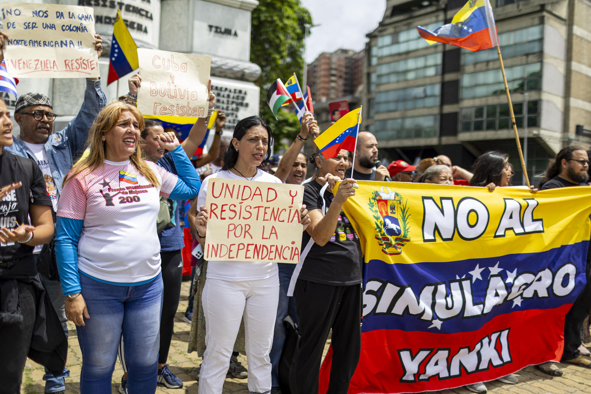 Personas se manifiestan en rechazo al simulacro de evacuación que Estados Unidos realiza este sábado, en Caracas (Venezuela). EFE/ Miguel Gutiérrez