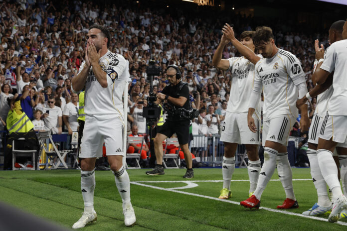 El defensa del Real Madrid Dani Carvajal (i) celebra el primer gol ante el Athletic, durante el partido de la última jornada de LaLiga que Real Madrid y Athletic Club disputaron en el estadio Santiago Bernabéu. EFE/JJ Guillén
