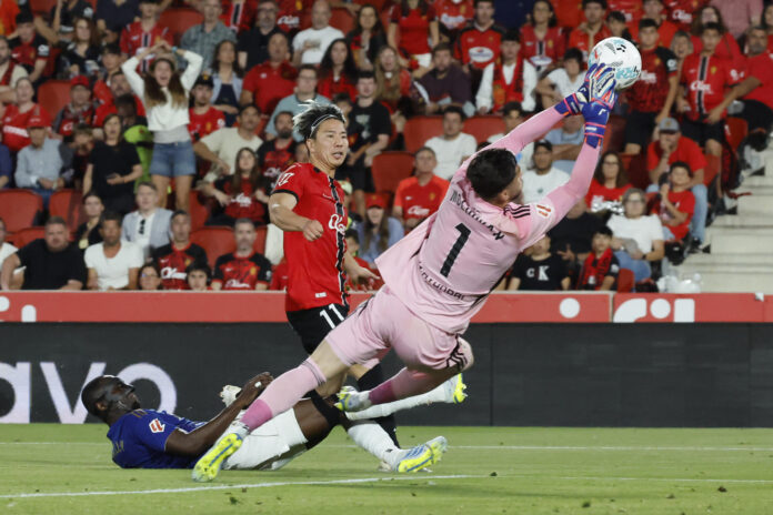 El jugador del Mallorca Takuma Asano, durante el partido de la jornada 38 de la LaLiga de fútbol entre el Mallorca y Real Oviedo, en el estadio de Son Moix, en Palma de Mallorca. EFE/Cati Cladera
