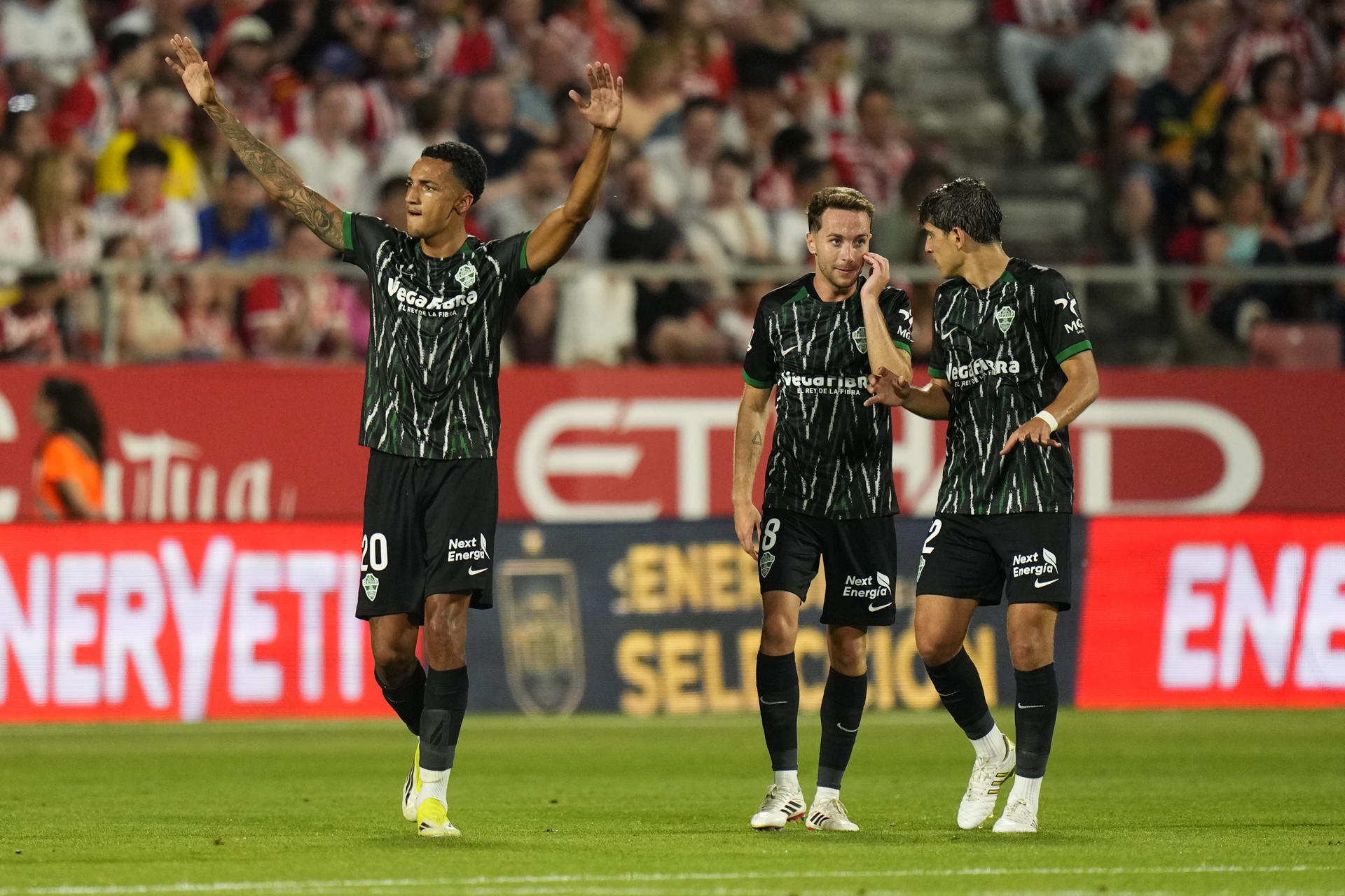 El delantero del Elche Álvaro Rodríguez (i) celebra tras marcar el 0-1, durante el partido de la jornada 38 de la LaLiga EA Sports entre el Girona Fc y el Elche Fc, este sábado en el estadio municipal de Montilivi.- EFE/Siu Wu
