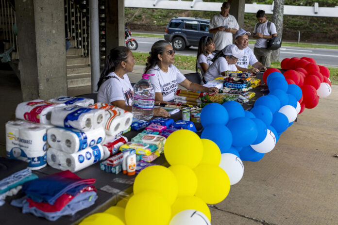 Personas participan en una recolección de insumos de aseo personal y alimentos para ser donados a los familiares de presos políticos este sábado, en Caracas (Venezuela). EFE/ Miguel Gutiérrez
