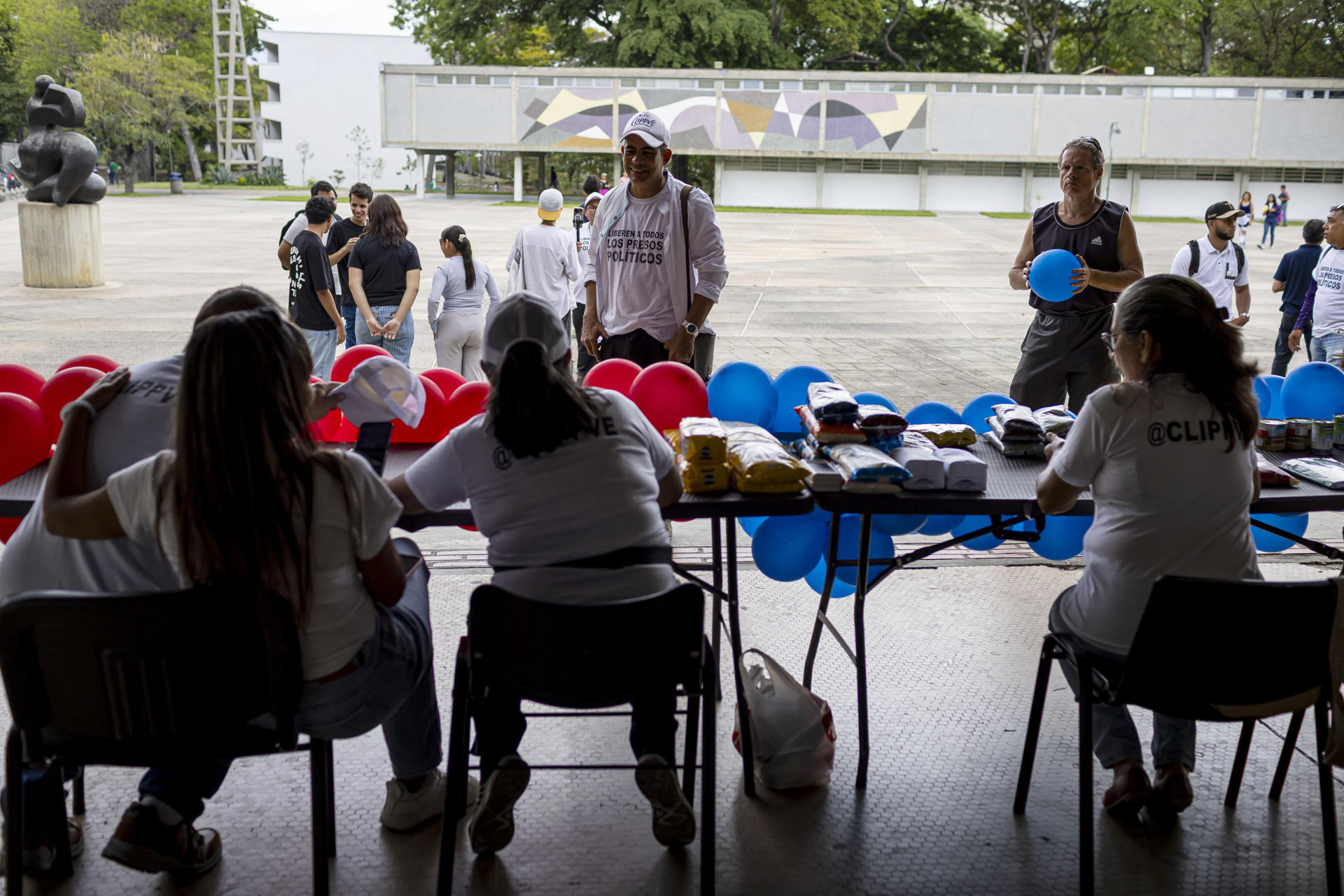 Personas participan en una recolección de insumos de aseo personal y alimentos para ser donados a los familiares de presos políticos este sábado, en Caracas (Venezuela). EFE/ Miguel Gutiérrez
