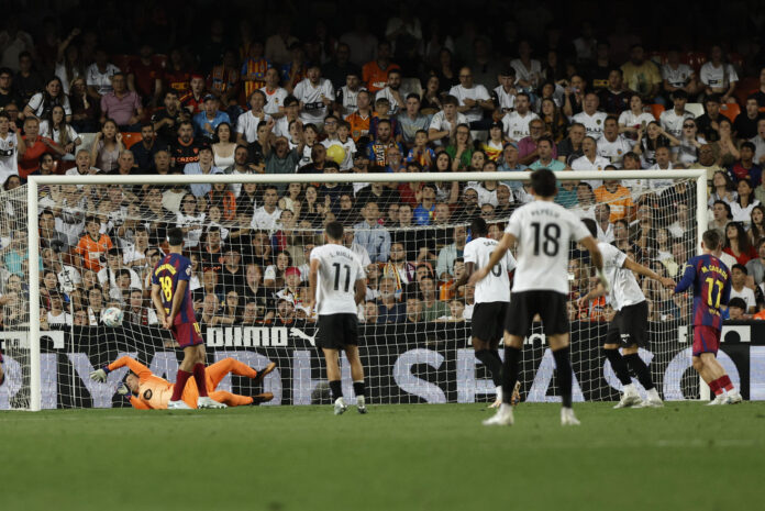Los jugadores del Valencia celebran el tercer gol marcado por Guido ante el FC Barcelona durante el partido de la jornada 38 de LaLiga entre el Valencia y el Barcelona, este sábado en el estadio de Mestalla en Valencia.-EFE/ Biel Aliño

