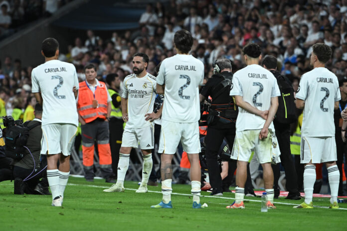 El defensa del Real Madrid Dani Carvajal (2i) es ovacionado por aficionados y compañeros al término del partido de la última jornada de LaLiga que Real Madrid y Athletic Club disputaron en el estadio Santiago Bernabéu. EFE/Fernando Villar
