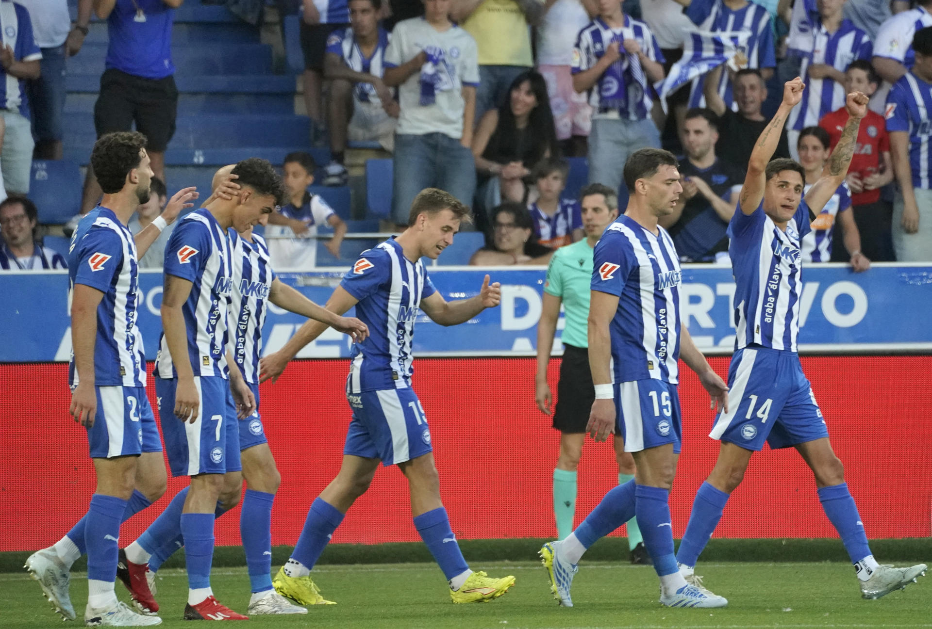 Los jugadores del Alavés celebran tras marcar ante el Rayo, durante el partido de LaLiga de fútbol que Deportivo Alavés y Rayo Vallecano disputan en el estadio de Mendizorroza, en Vitoria. EFE/ L. Rico
