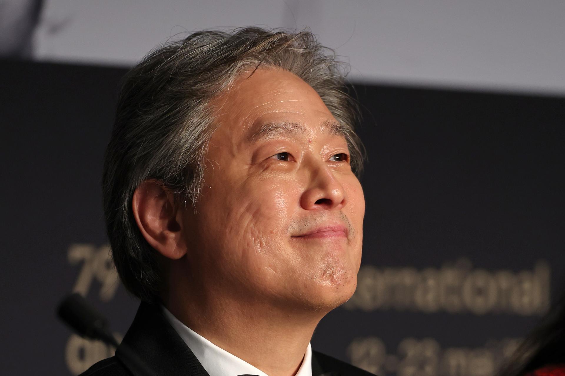 El presidente del jurado del Festival de Cine de Cannes 2026, el cineasta surcoreano Park Chan-wook, fue captado este 23 de mayo, durante una rueda de prensa, tras la clausura del festival, en Cannes (Francia). EFE/Hoda Davaine/Pool