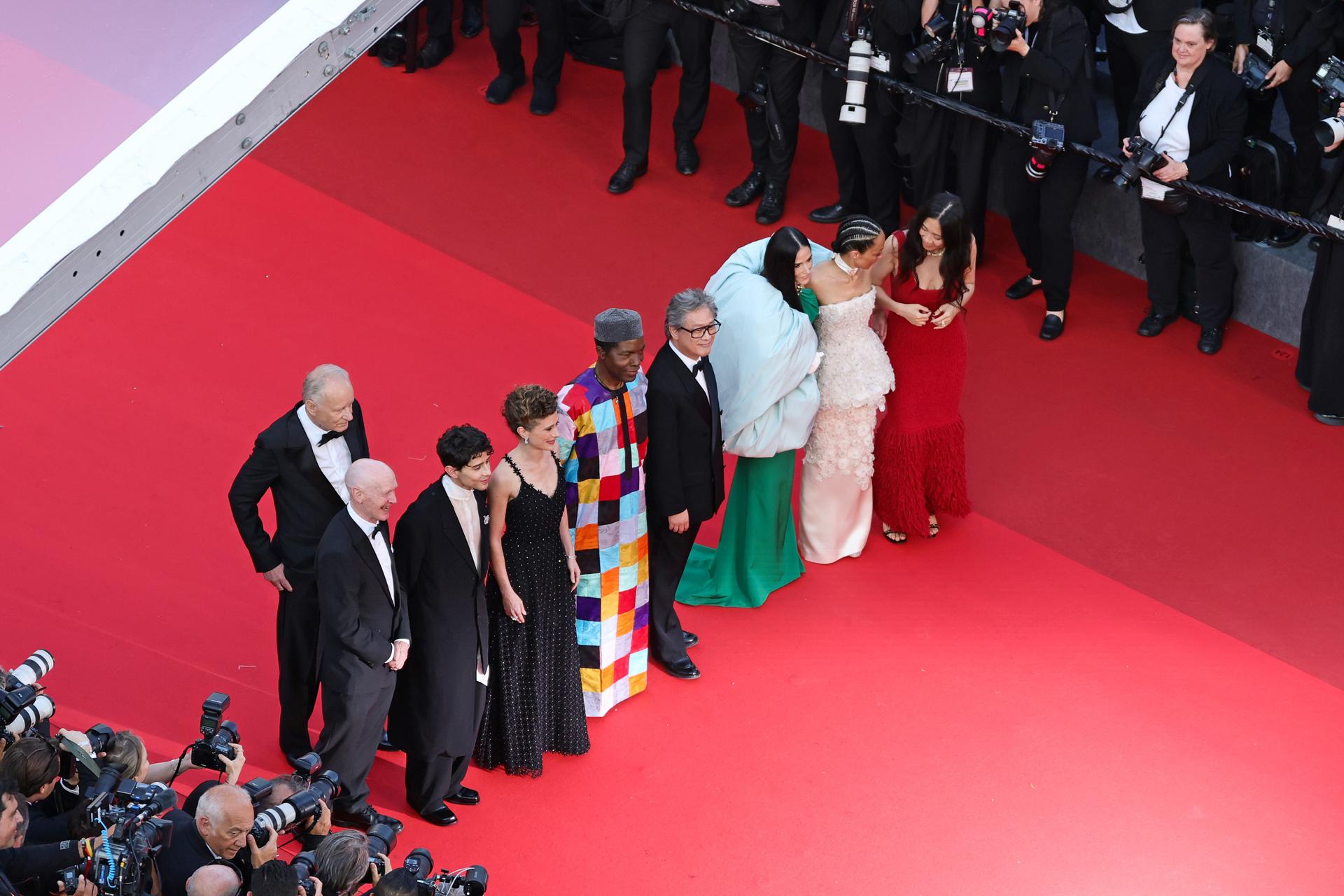 (De i a d) los miembros del jurado del Festival de Cine de Cannes 2026: Stellan Skarsgård, Paul Laverty, Diego Céspedes, Laura Wandel, Isaach de Bankolé, Park Chan-wook, Demi Moore, Ruth Negga y Chloé Zhao fueron captados este 23 de mayo, durante la ceremonia de clausura del festival, en Cannes (Francia). EFE/Andreas Rentz/Pool