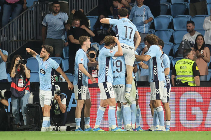 Los jugadores del Celta celebran su gol contra el Sevilla, durante el partido dela jornada 38 de LaLiga, este sábado en el Estadio de Balaídos. EFE/ Salvador Sas
