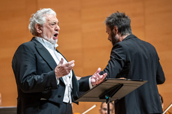 El tenor Plácido Domingo durante el concierto ofrecido este sábado en el Palacio de Congresos Riojaforum, en Logroño, en el marco de La Rioja Festival. EFE/Raquel Manzanares
