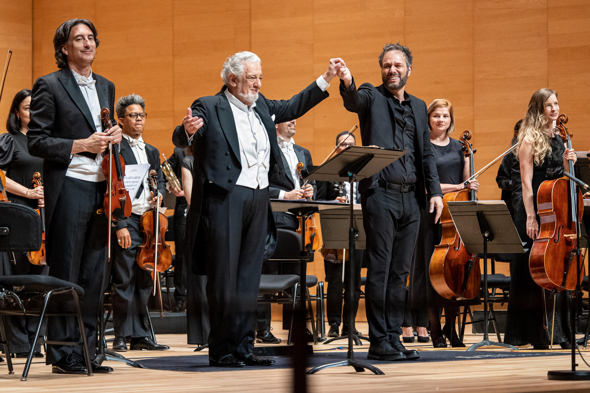 El tenor Plácido Domingo (2-i) durante el concierto ofrecido este sábado en el Palacio de Congresos Riojaforum, en Logroño, en el marco de La Rioja Festival. EFE/Raquel Manzanares
