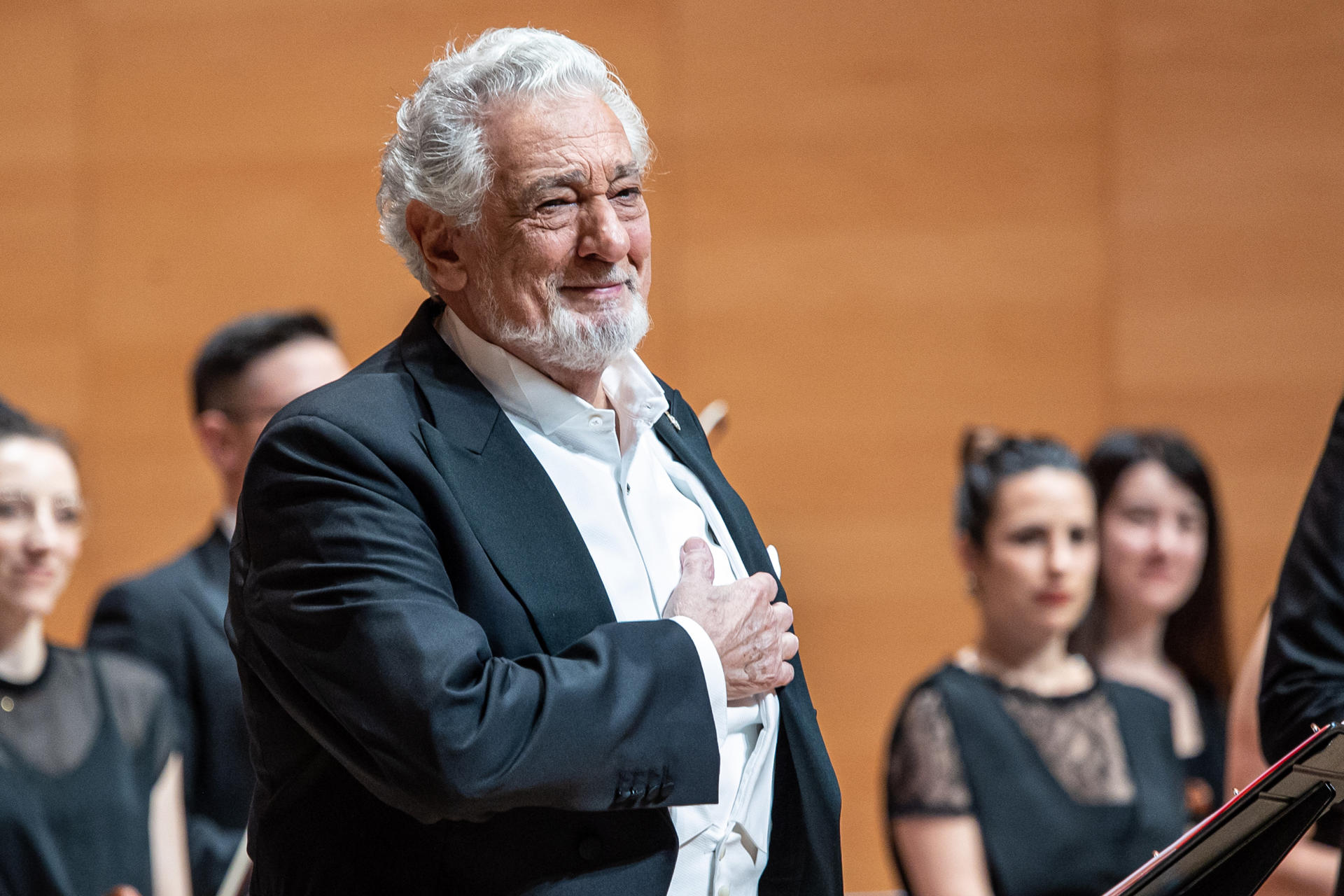 El tenor Plácido Domingo durante el concierto ofrecido este sábado en el Palacio de Congresos Riojaforum, en Logroño, en el marco de La Rioja Festival. EFE/Raquel Manzanares
