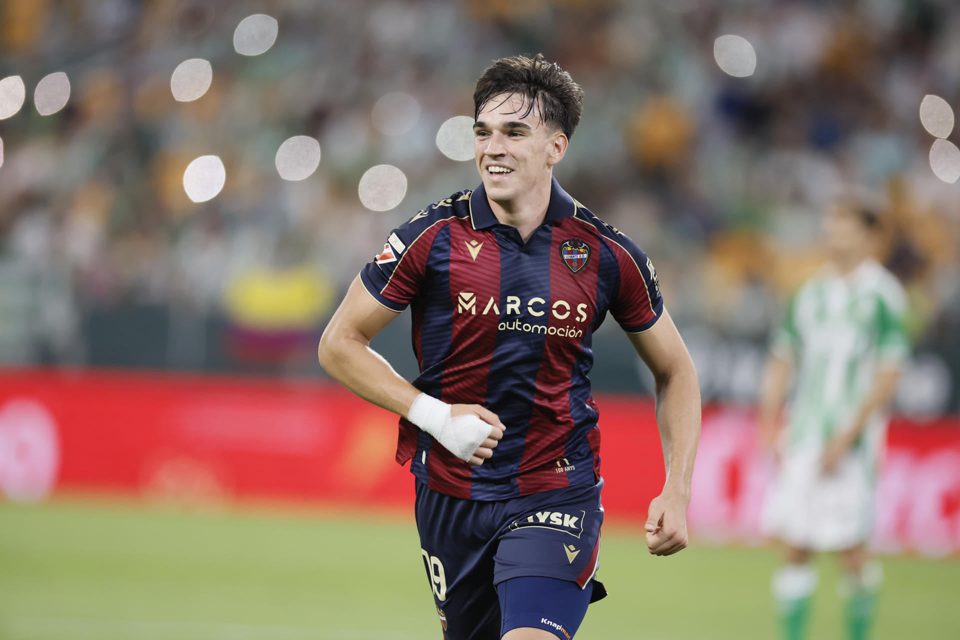 El delantero del Levante Carlos Espí celebra el gol marcado ante el Real Betis durante el partido de la última jornada que Real Betis y Levante disputan en el Estadio de La Cartuja de Sevilla. EFE/José Manuel Vidal
