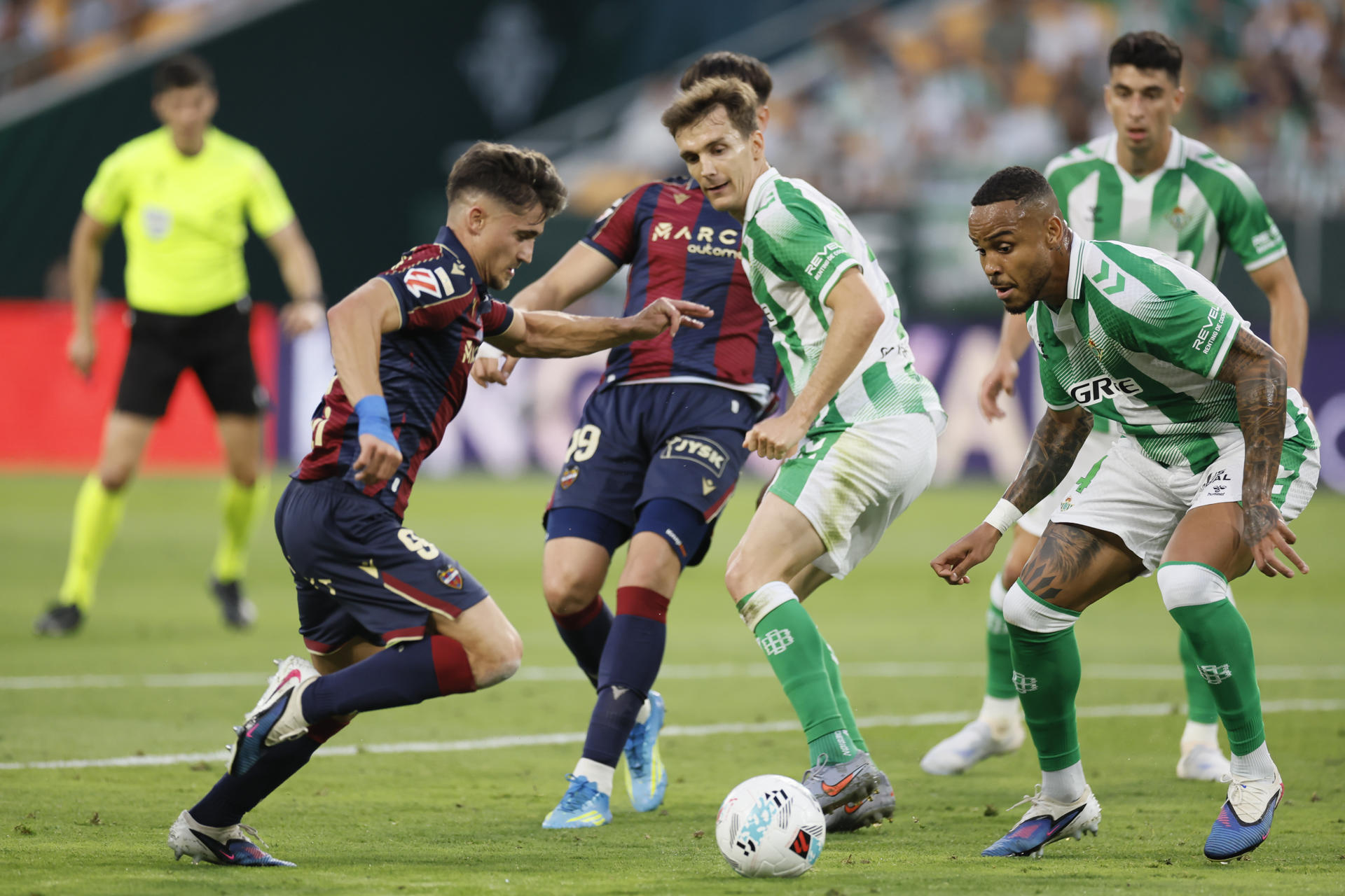El centrocampista del Levante Jon Ander Olasagasti (i) ante varios jugadores del Real Betis durante el partido de la última jornada que Real Betis y Levante disputan este sábado en el Estadio de La Cartuja de Sevilla. EFE/José Manuel Vidal

