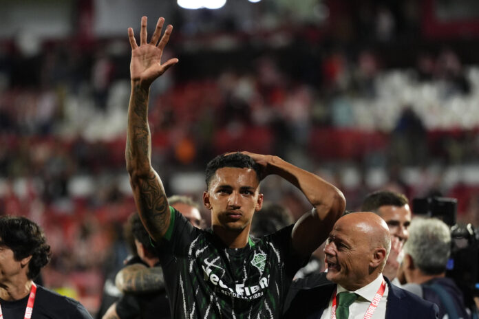El delantero del Elche Álvaro Rodríguez al término del partido de la jornada 38 de la LaLiga EA Sports entre el Girona Fc y el Elche Fc disputado este sábado en el estadio municipal de Montilivi.- EFE/ Siu Wu
