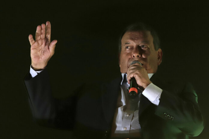 Fotografía de archivo, tomada el pasado 9 de abril, en la que se registró al exministro y excandidado a la Presidencia de Perú por el Partido del Buen Gobierno, Jorge Nieto Montesinos, durante un acto proselitista, en Lima (Perú). EFE/Sebastián Blanco
