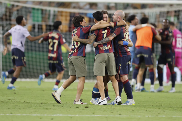 Los jugadores del Levante celebran la permanencia en Primera División conseguida tras el empate entre el Elche y el Girona, al término del partido de la última jornada que Real Betis y Levante han disputado este sábado en el Estadio de La Cartuja de Sevilla. EFE/José Manuel Vidal
