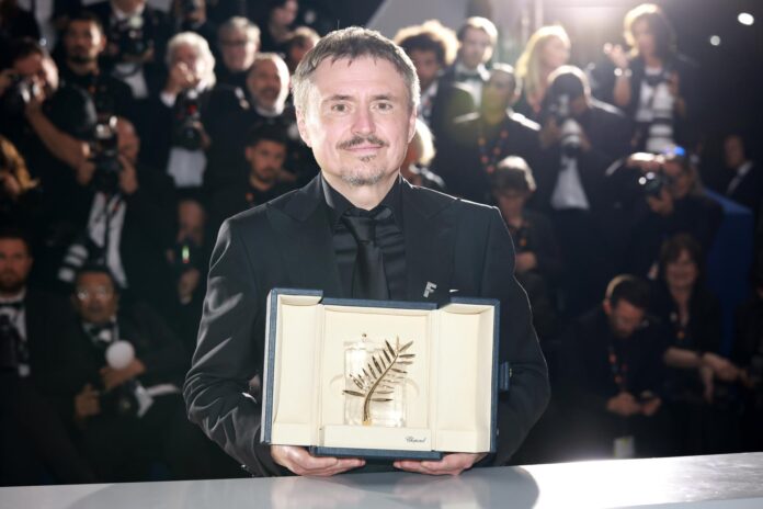 El cineasta rumano Cristian Mungiu fue captado este 23 de mayo al posar tras recibir la Palma de Oro del Festival de Cine de Cannes, por su película 'Fjord', durante la ceremonia de clausura y entrega de premios del 79º Festival, en Cannes (Francia). EFE/Clemens Bilan
