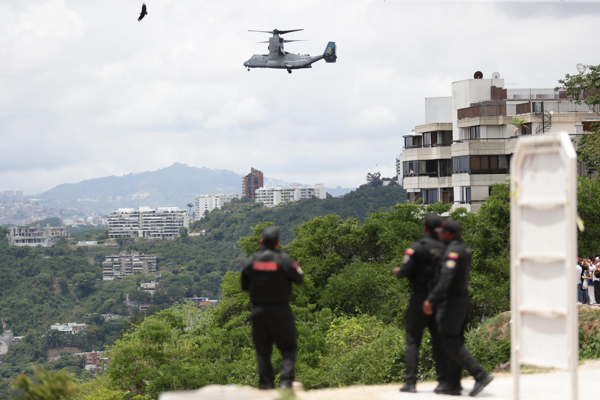 Dos aeronaves de EE.UU. surcan el cielo de Caracas para simulacro supervisado por Donovan - HolaNews