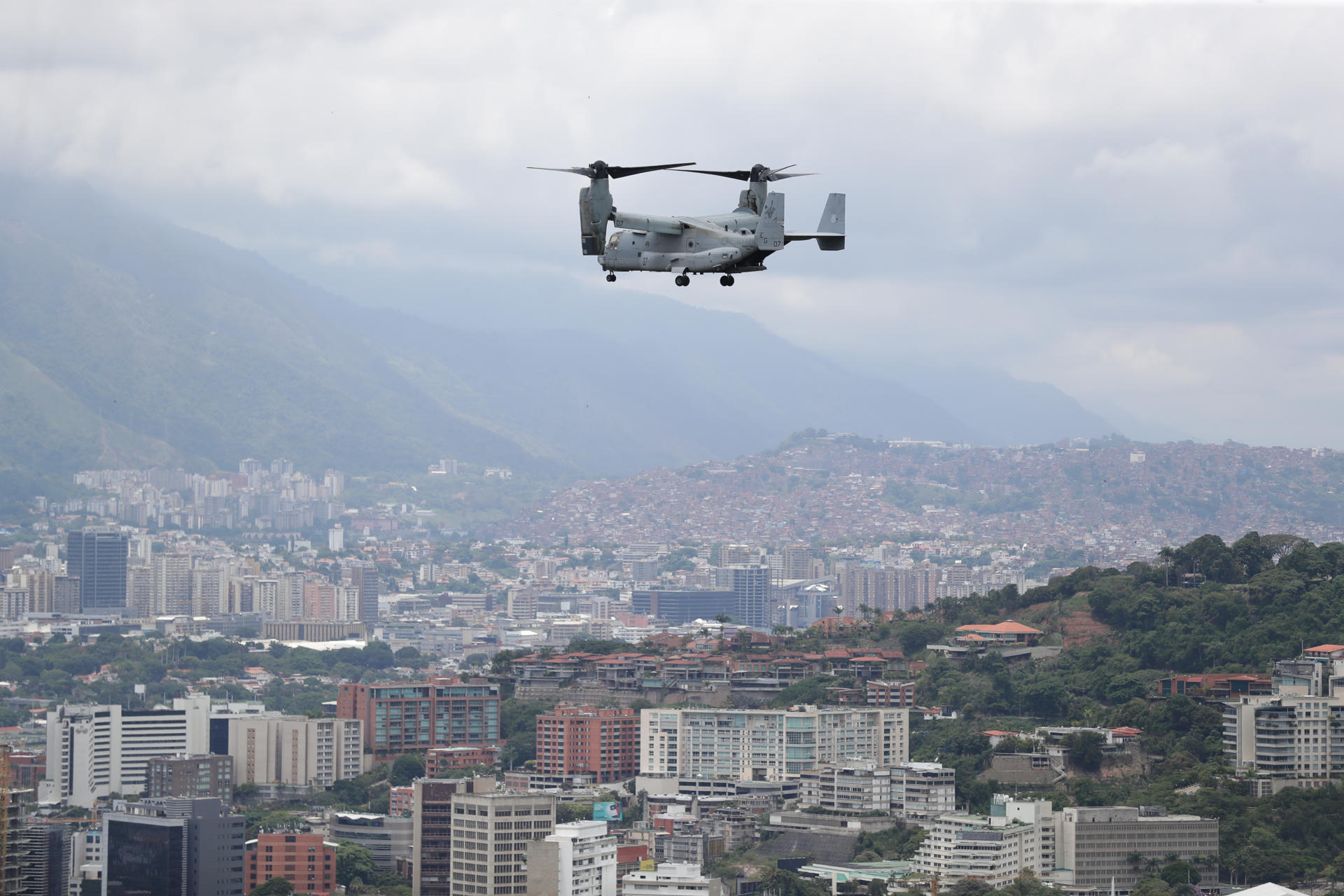Fotografía que muestra un helicóptero Bell Boeing V-22 Osprey de Estados Unidos durante un simulacro este sábado, en Caracas (Venezuela).EFE/ Ronald Peña R

