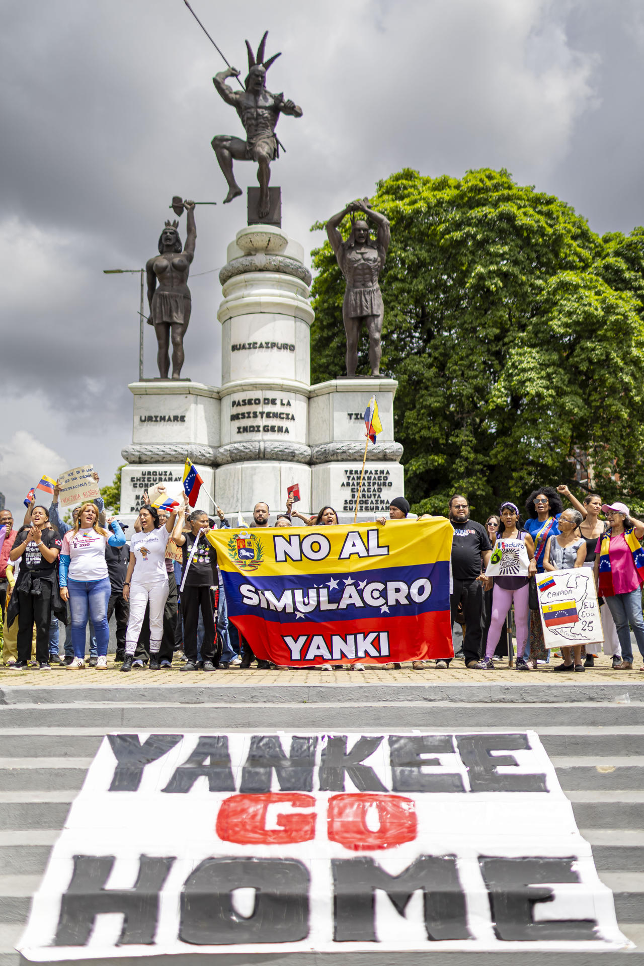 Personas se manifiestan en rechazo al simulacro de evacuación que Estados Unidos realiza este sábado, en Caracas (Venezuela). EFE/ Miguel Gutiérrez
