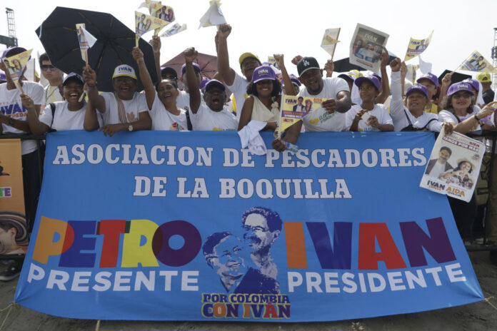 Simpatizantes del candidato a la Presidencia de Colombia por el izquierdista partido Pacto Histórico, Iván Cepeda, fueron captados este 23 de mayo, durante un acto de campaña, en Cartagena (Colombia). EFE/ Ricardo Maldonado
