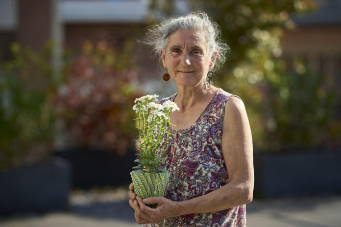 La bióloga y etnobotánica Clara Gutiérrez posa con una planta comestible momentos antes de impartir un taller de flores comestibles, organizado por SEA Hostelería, en el marco del Festival de Flores de Vitoria-Gasteiz. EFE/ Adrián Ruiz Hierro
