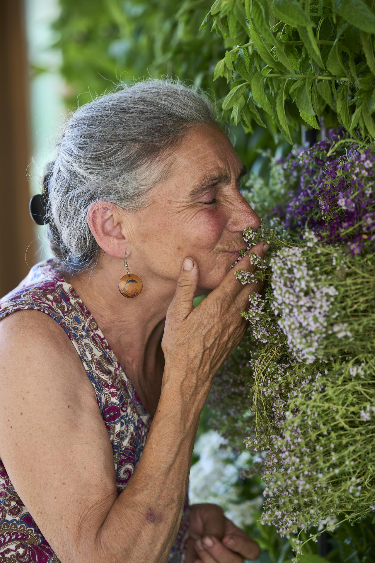La bióloga y etnobotánica Clara Gutiérrez huele flores comestibles momentos antes de impartir un taller de flores comestibles, organizado por SEA Hostelería, en el marco del Festival de Flores de Vitoria-Gasteiz. EFE/ Adrián Ruiz Hierro